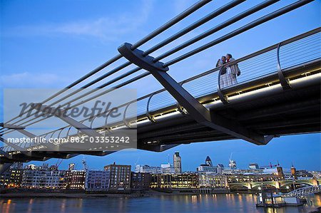 Un couple admirer la vue depuis le pont du millénaire.