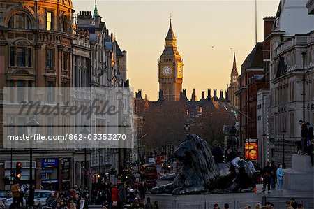 Vue de Trafalgar Square vers le bas de Whitehall à Big Ben