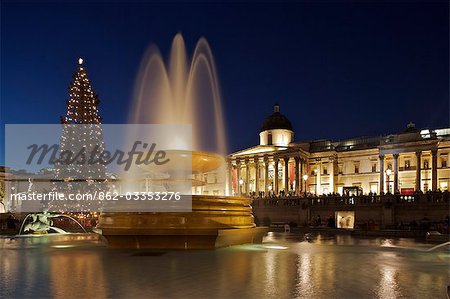 Fontaines et sapin de Noël illuminé à Trafalgar Square pour Noël