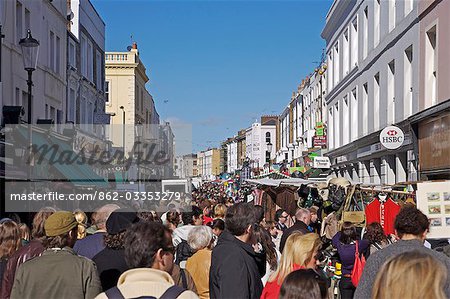 Marché de Portobello à Notting Hill est populaire auprès des touristes et les locaux.