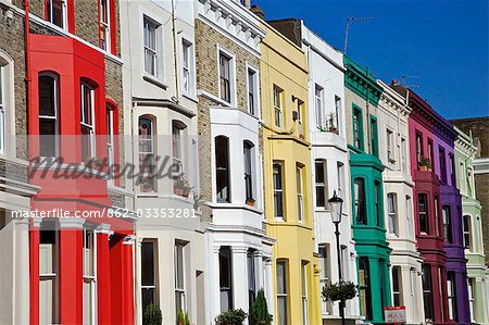 Maisons colorées dans une rue à Notting Hill