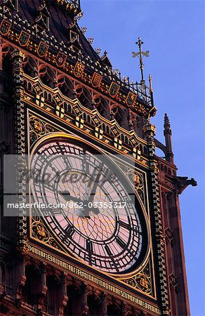 Le visage orné de la tour de l'horloge emblématique de Londres connu comme Big Ben. La tour en fait gagné son surnom de la pendaison de bell de 13 tonnes à l'intérieur qui a été nommé d'après son commissaire Benjamin Hall.