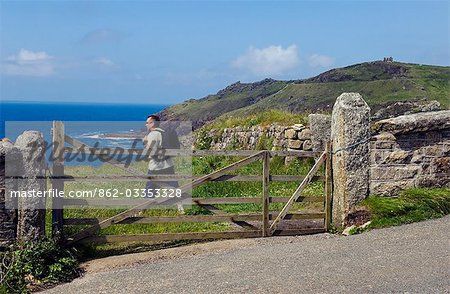 Un marcheur met en route le long du sentier côtier près de Cape Cornwall sur la côte nord des Cornouaille, Angleterre Un marcheur met en route le long du sentier côtier près de Cape Cornwall sur la côte nord des Cornouaille, Angleterre