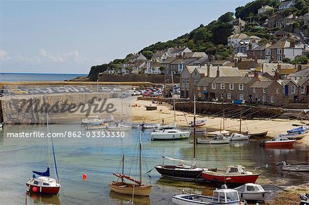 Bateaux amarrés dans le port de l'ancien village pêche cornique de Mousehole, Cornwall, Angleterre Bateaux amarrés dans le port de l'ancien village pêche cornique de Mousehole, Cornwall, Angleterre