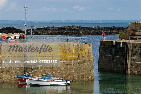 Bateaux de pêche attachés au sein de la sécurité du mur massif port protégeant le port de Mousehole, Cornouailles, Angleterre Bateaux de pêche attachés au sein de la sécurité du mur massif port protégeant le port de Mousehole, Cornouailles, Angleterre