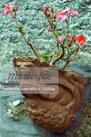 Un pot de fleur en terre cuite exprimés sous la forme d'une sirène orne maison de pêcheur de Mousehole, Cornouailles, Angleterre Un pot de fleur en terre cuite exprimés sous la forme d'une sirène orne maison de pêcheur de Mousehole, Cornouailles, Angleterre