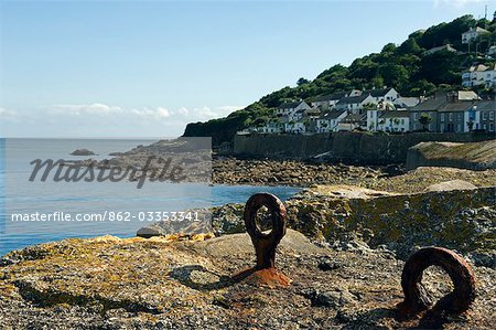 Vue sur le mur du port du village de pêche cornique de Mousehole, Cornwall, Angleterre Vue sur le mur du port du village de pêche cornique de Mousehole, Cornwall, Angleterre