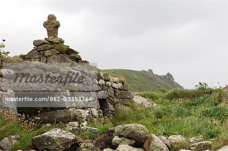 Eine zerstörte Kapelle mit Blick auf das Meer bei Cape Cornwall nahe St Just an Nordküste Cornwalls, England