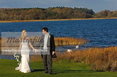 Royaume-Uni, Irlande du Nord, Fermanagh, Enniskillen. Mariée et le marié au bord du lac au cours de leur mariage à l'hôtel Lough Erne Golf Resort. .