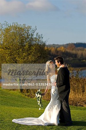 Royaume-Uni, Irlande du Nord, Fermanagh, Enniskillen. Mariée et le marié au bord du lac au cours de leur mariage à l'hôtel Lough Erne Golf Resort. .