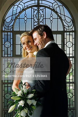 Royaume-Uni, Irlande du Nord, Fermanagh, Enniskillen. Embrasser la mariée et le marié au cours de leur mariage à l'hôtel Lough Erne Golf Resort.