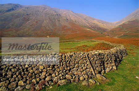 Angleterre, Cumbria, Lake District. Mur de pierres sèches de terrain dans la vallée de Eskdale.