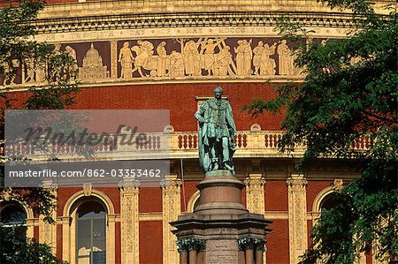 Angleterre, Londres. Le Royal Albert Hall des Arts et des Sciences est une salle dédiée à la Reine Victoria mari et épouse, Prince Albert. Il est situé dans le quartier de Knightsbridge de la ville de Westminster. Angleterre, Londres. Le Royal Albert Hall des Arts et des Sciences est une salle dédiée à la Reine Victoria mari et épouse, Prince Albert. Il est situé dans le quartier de Knightsbridge de la ville de Westminster.