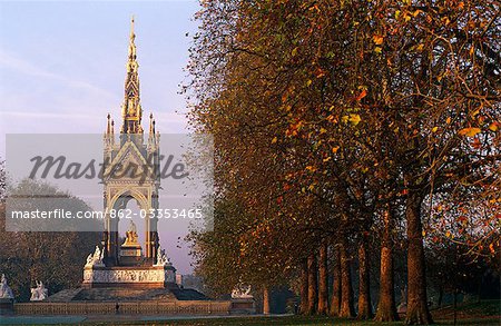 Angleterre, Londres. Commandé par la Reine Victoria pour commémorer son époux fin, Prince Albert. Cette grande statue du Prince Albert à Hyde Park, est assis dans un vaste sanctuaire gothique. Il comprend une frise avec 169 sculptés figures, les anges et les vertus plus haut et séparés les groupes représentant les Continents, les Sciences et les Arts industriels.