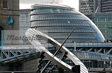 England, London. Rathaus, entworfen vom Architekten Norman Foster mit einer Sonnenuhr an St Katherine's Dock im Vordergrund.