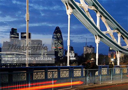 England, London. Tower Bridge und Blick auf die Stadt.