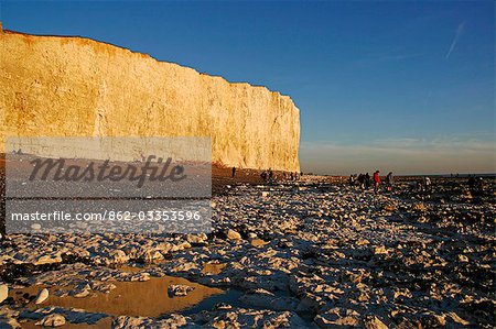 Angleterre, East Sussex, Beachy Head. Beachy Head est un promontoire de craie sur la côte sud de l'Angleterre, à proximité de la ville d'Eastbourne. La falaise il est la plus haute falaise de craie en Grande-Bretagne, s'élevant à 162 m (530 mètres) au-dessus du niveau de mer. Le pic permet aux vues de la côte sud-est de Dungeness à l'est, à Selsey Bill à l'Ouest.