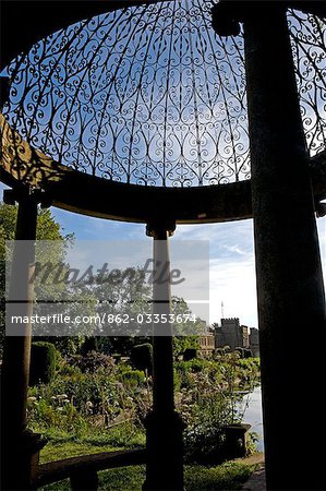 England, Dorset, Thorncombe. Forde Abbey ist Teil der Grenze zwischen Dorset und Somerset. Seine elegante ehemalige Zisterzienser-Abtei und seine 30 Hektar Award preisgekrönten Gärten befindet sich in einer Area of Outstanding Natural Beauty machen es zu einem der führenden touristischen Orte West Dorset. Die ionische Tempietto überblickt die Long Pond.