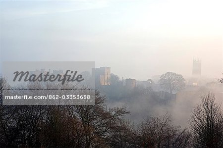 Ludlow Shropshire, Angleterre. Ludlow Castle vu de Whitcliffe commun. Le château, tout d'abord une forteresse normande et étendu au cours des siècles pour devenir un Palais Royal, a veillé à ce lieu de Ludlow dans l'histoire de l'Angleterre. Initialement construit pour retenir les Gallois invaincus, en passant par les générations des familles Mortimer et de Lacy à Richard Plantagenet, duc d'York.