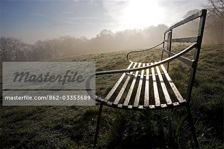 Ludlow Shropshire, England. Schmiedeeiserne Bänke auf gemeinsamen Whitcliffe an einem nebligen Spring-Morgen - die wunderschöne Aussicht auf das Schloss und die Stadt von Ludlow.