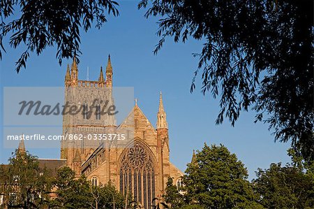Angleterre, Worchestershire, Worcester. Cathédrale de Worcester - une cathédrale anglicane située sur une rive, avec vue sur la rivière Severn. Son nom officiel est l'église cathédrale du Christ et la Vierge Marie.