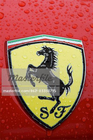 Logo Ferrari sur une voiture de sport de luxe