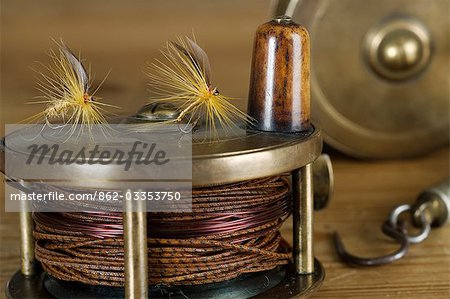 L'Angleterre. Mouches sèches sur un moulinet de pêche à la mouche traditionnelle en laiton.