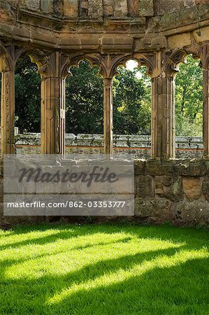 Shrewsbury Shropshire, Angleterre. Les ornements sculptés colonnes en pierre d'une baie vitrée à de l'abbé Hall de Haughmond Abbey, un 12ème siècle Augistinian abbaye près de Shrewbury.