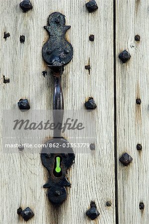 Shrewsbury Shropshire, Angleterre. Trou de la serrure et porte poignée d'une vieille porte cloutée à Haughmond Abbey, un 12ème siècle Augistinian abbaye près de Shrewbury.