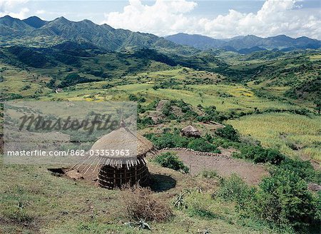 Paysage entre Desse et Bati dans la Province de Welo du Nord de l'Éthiopie avec une maison au toit de chaume inachevée au premier plan. Pots d'argile tournée vers le haut sont souvent placés au-dessus des pôles centre proéminent des maisons pour empêcher la pluie en..