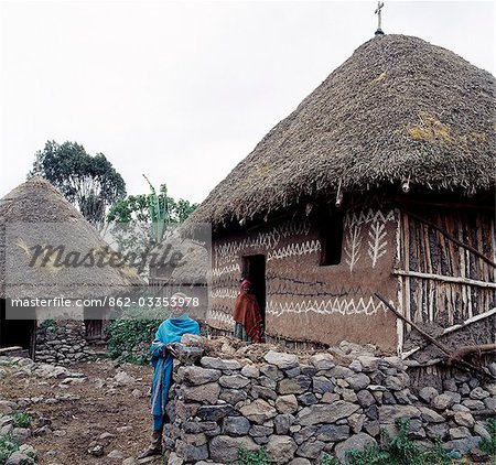 Une maison au toit de chaume traditionnelle joliment décorée appartenance à une communauté chrétienne orthodoxe dans les hauts plateaux éthiopiens, au nord-est d'Addis-Abeba. La plupart des gens Amhara vivent sur les hauts plateaux éthiopiens adhèrent à la foi orthodoxe éthiopienne. L'Ethiopie est nation chrétienne plus ancienne de l'Afrique.