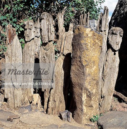 Le peuple Konso du sud-ouest de l'Éthiopie adore le ciel de Dieu, ISIS, et lieu sculpté des effigies en bois à des endroits visibles en l'honneur de leurs illustres ancêtres. Ces mystérieux totems sont trouvent souvent regroupés. Ils peuvent représenter un héros mort, ses épouses, ses ennemis tués au combat ou des animaux dangereux, qu'il pourrait avoir tué au cours de sa vie.