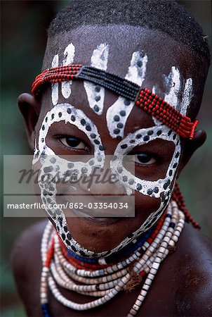 Une jeune fille de Karo exhibe son maquillage attirant vers le haut. Une petite tribu Omotic associés à Hamar, qui vivent le long des rives du fleuve Omo en Éthiopie le sud-ouest, le Karo sont renommés pour leur peinture sur corps élaborés à l'aide de craie blanche, la pierre concassée et autres pigments naturels.