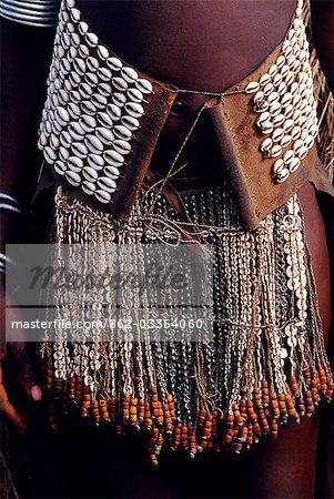 Une femme Nyangatom portant un élégant jupe courte franges perlées à la police et la longue queue de veau n'atteignent le sol à l'arrière. Cette femme a une large ceinture décorée de coquillages. Le Nyangatom ou Bume sont une tribu nilotique de pasteurs semi-nomades qui vivent le long des rives du fleuve Omo dans le sud-ouest de l'Éthiopie.