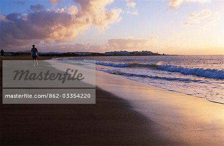 Joggeurs courent le long de la plage de Playa de Matagorda au petit matin