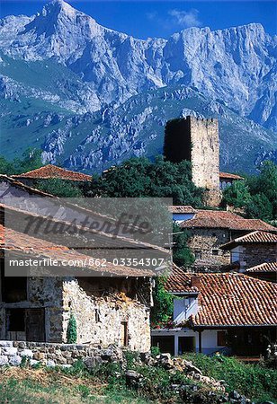 Maisons et la tour dans le village de Mogrovejo