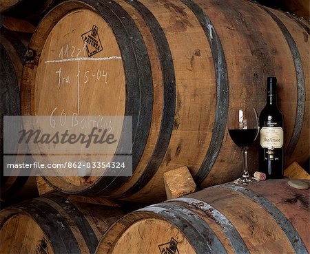 Une bouteille de Vina Hermosa Reserva 2001 dans la cave à vin à la famille appartenant à Vina Hermosa winery. 2001 est réputée avoir été une des meilleures années de l'histoire du vin de Rioja. Une bouteille de Vina Hermosa Reserva 2001 dans la cave à vin à la famille appartenant à Vina Hermosa winery. 2001 est réputée avoir été une des meilleures années de l'histoire du vin de Rioja.