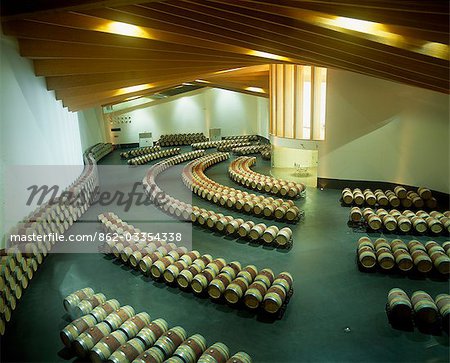 Tonneaux de vin est disposés dans des courbes artistiques à Ysios winery. Cette cave de vinification moderne, presque futuriste a été conçu par Santiago Calatrava, architecte de renommée mondiale