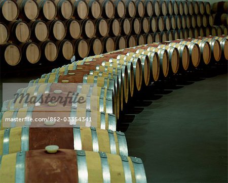 Tonneaux de vin est disposés dans des courbes artistiques à Ysios winery. Cette cave de vinification moderne, presque futuriste a été conçu par Santiago Calatrava, architecte de renommée mondiale Tonneaux de vin est disposés dans des courbes artistiques à Ysios winery. Cette cave de vinification moderne, presque futuriste a été conçu par Santiago Calatrava, architecte de renommée mondiale