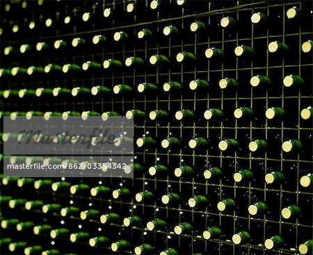 Bouteilles de vin de la Rioja sont stockés dans les immenses grilles à Ysios winery. Cette cave de vinification moderne, presque futuriste a été conçu par Santiago Calatrava, architecte de renommée mondiale Bouteilles de vin de la Rioja sont stockés dans les immenses grilles à Ysios winery. Cette cave de vinification moderne, presque futuriste a été conçu par Santiago Calatrava, architecte de renommée mondiale