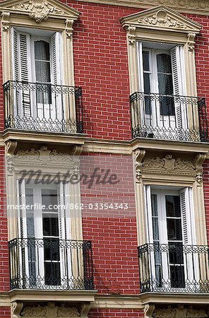 Orner fenêtres avec volets et balustrades sur un manoir situé dans la vieille ville de Haro