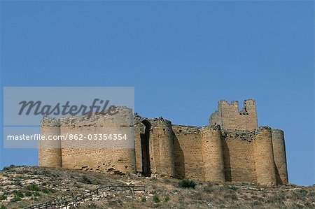 The heavily buttressed walls of the 13th Century Castillo de Davalillo are set on a hilltop with commanding views over the Ebro Valley. Now surrounded by peaceful vineyards,it was once a strategic defensive position.