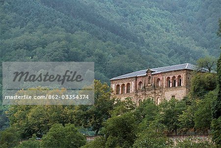 Le monastère de Santa Maria de Valvanera se trouve dans une vallée latérale de la Najerilla Rio. Datent du IXe siècle, le temple actuel a été construit au XVe siècle avec des ajouts au monastère au XXe siècle