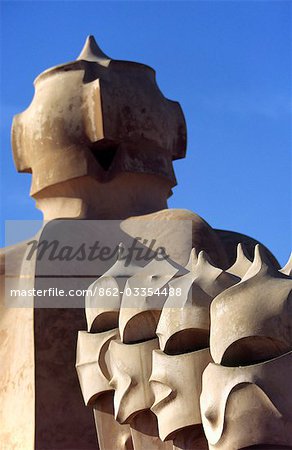 Les cheminées surréalistes d'icône architecturale d'Antoni Gaudi, Casa Mila à Barcelone. Connu comme La Pedrera (la carrière), le bâtiment a été construit entre 1905 et 1911 et déclarée patrimoine mondial de l'UNESCO en 1984.