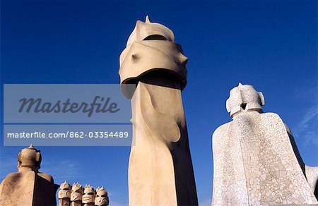 Les cheminées surréalistes d'icône architecturale d'Antoni Gaudi, Casa Mila à Barcelone. Connu comme La Pedrera (la carrière), le bâtiment a été construit entre 1905-1911, au cours de la période du modernisme.