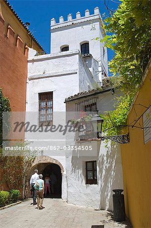 Un passage étroit conduit sous une des maisons très ornés dans le vieux quartier juif de Séville.