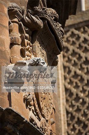 Spanien, Andalusien, Sevilla. Ein Wasserspeier bildet ein Wappen an der Wand der Kathedrale von Sevilla.
