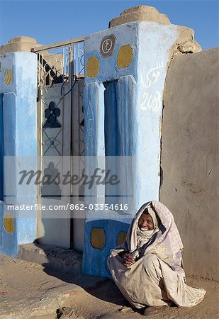 Traditionellen nubischen Architektur und Verputz von einem feinen Eingang in den Hof eines Hauses am Qubbat Selim. Dieses Dorf, nahe dem Nil im Nordsudan, bleibt immer noch viel von ihrer traditionellen Architektur, Stuck und Dekoration.