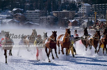 Skijöring (Ski hinter einem galoppierenden Pferd) auf den gefrorenen Lakee in St Moritz