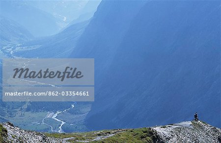 Un cycliste sur un vélo de montagne du Mont Blanc s'arrête pour admirer la vue, Grand Col de Ferret.